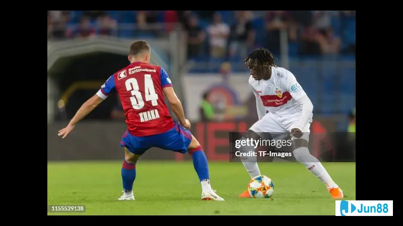 Cầu thủ của đội Basel chạy nhanh với bóng trước áp lực từ cầu thủ Stuttgart