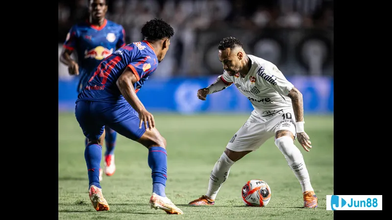 Cầu thủ của Bragantino và Santos đang giao tranh trên sân cỏ