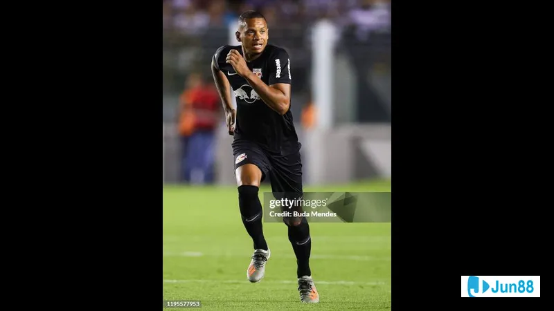 Cầu thủ Bragantino với sự quyết tâm tấn công trước hàng phòng ngự của Santos