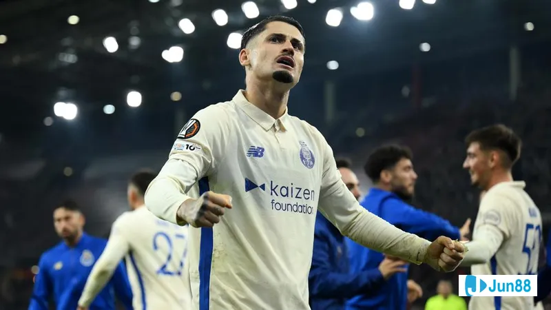 Cầu thủ Lyon sử dụng kỹ thuật qua người để vượt qua cầu thủ Salzburg