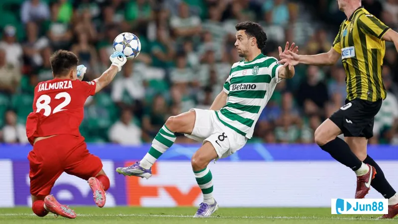 Cầu thủ Napoli giữ bóng trước sự áp đảo của cầu thủ Sporting CP trong trận đấu giữa hai…