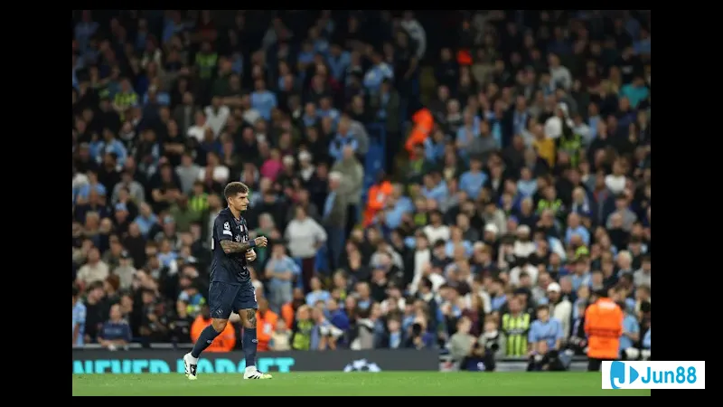 Cầu thủ Napoli vươn lên đánh đầu trong trận đấu với Sporting CP