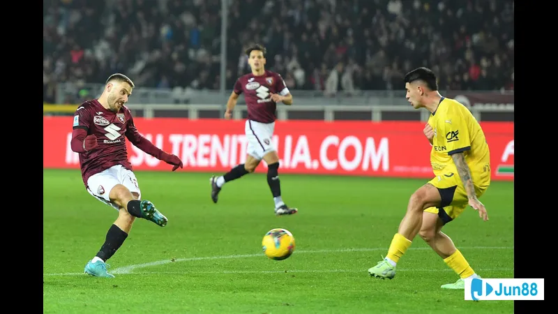 Cầu thủ Parma dẫn bóng trước cầu thủ Torino trong trận đấu