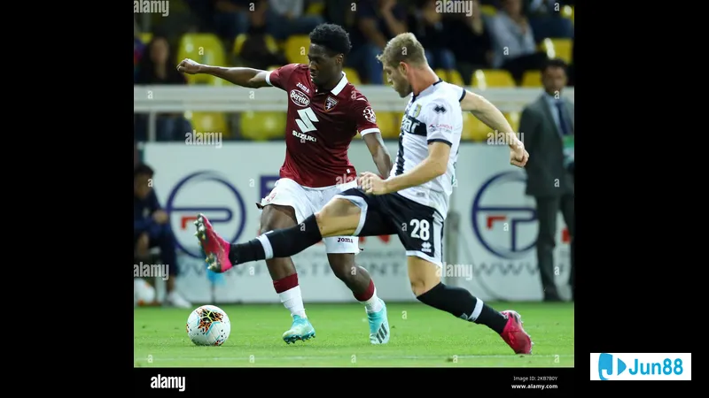 Cầu thủ Parma chiến đấu quyết liệt để giữ bóng trước áp lực từ cầu thủ Torino.