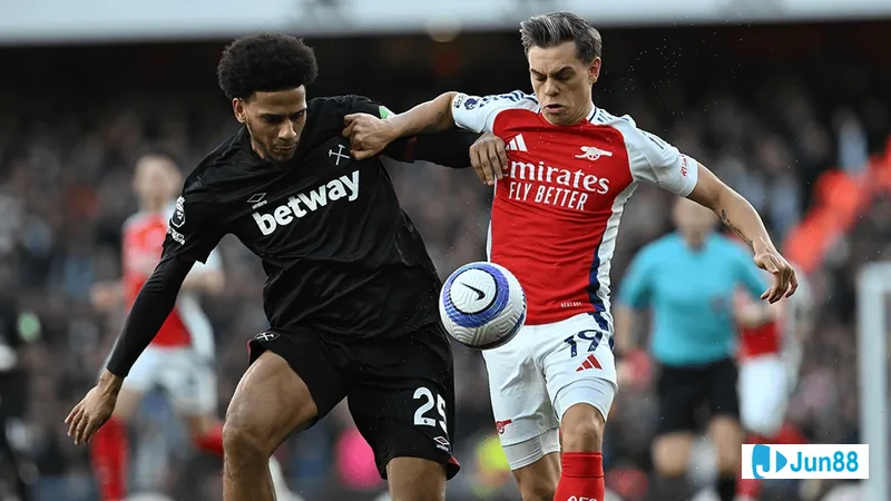 Cầu thủ Arsenal vừa ghi bàn thắng quyết định trong trận đấu với West Ham