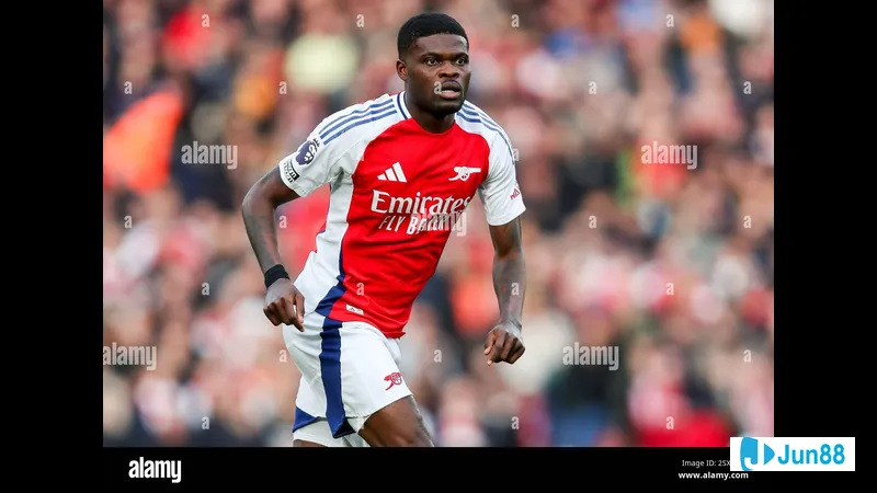 Cầu thủ Arsenal với tốc độ nhanh vượt qua hàng phòng ngự của West Ham