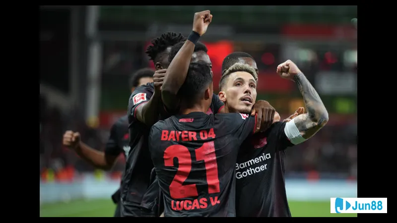 Cầu thủ Bayer Leverkusen đang tung cú sút mạnh vào khung thành của PSV