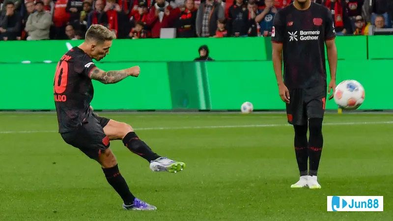 Cầu thủ Bayer Leverkusen vượt qua hậu vệ của PSV trong trận đấu