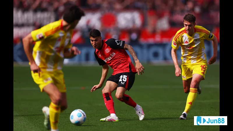Cầu thủ của Bayer Leverkusen đang nỗ lực giữ bóng trước sự áp đảo của cầu thủ Union Berlin