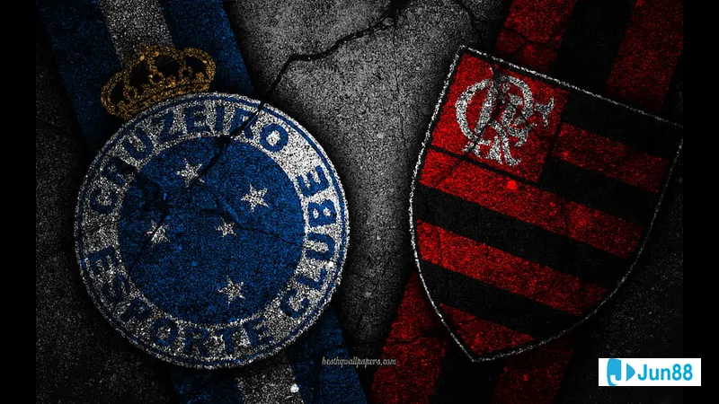 Cầu thủ Flamengo RJ vượt qua cầu thủ Cruzeiro trong trận đấu sôi động