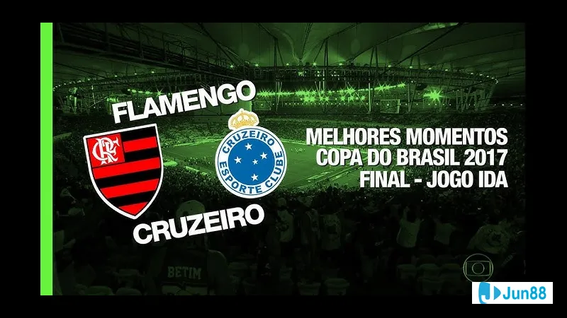 Cầu thủ Flamengo RJ dũng cảm tung cú đá mạnh vào khung thành đối phương Cruzeiro