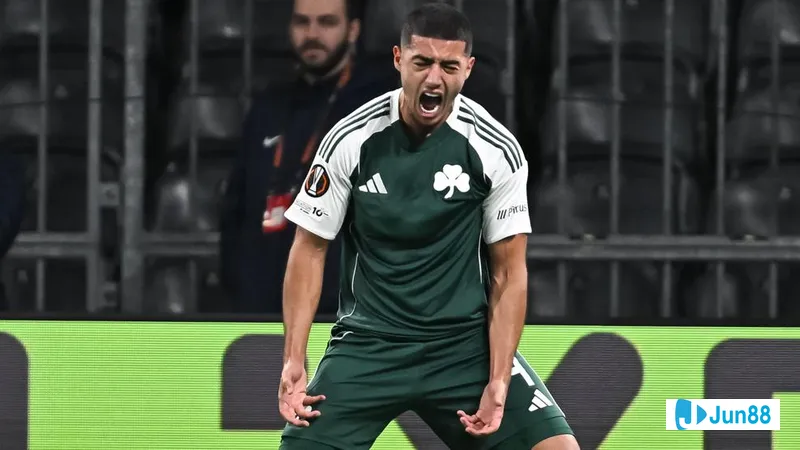 Cầu thủ Panathinaikos dùng kỹ thuật để vượt qua hậu vệ G.A. Eagles